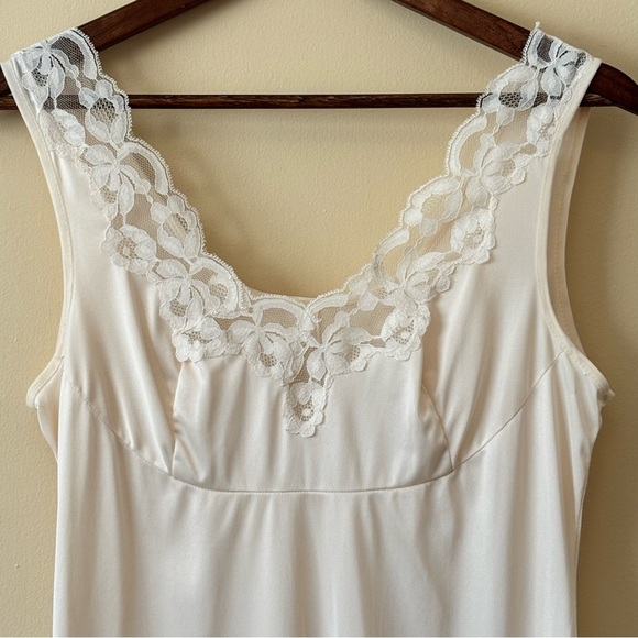 Vintage| 80s Feminine Silky Cream Lace Trim Midi Chemise Slip Sz M - Picture 1 of 7